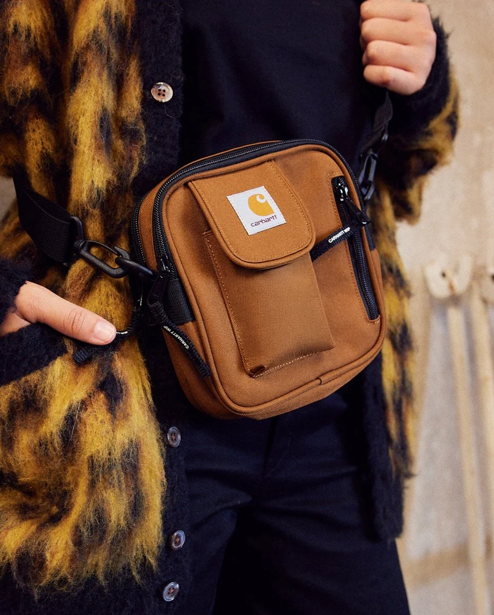 Bolso Carhartt Wip Essentials Bag Marrón Unisex - Image 2
