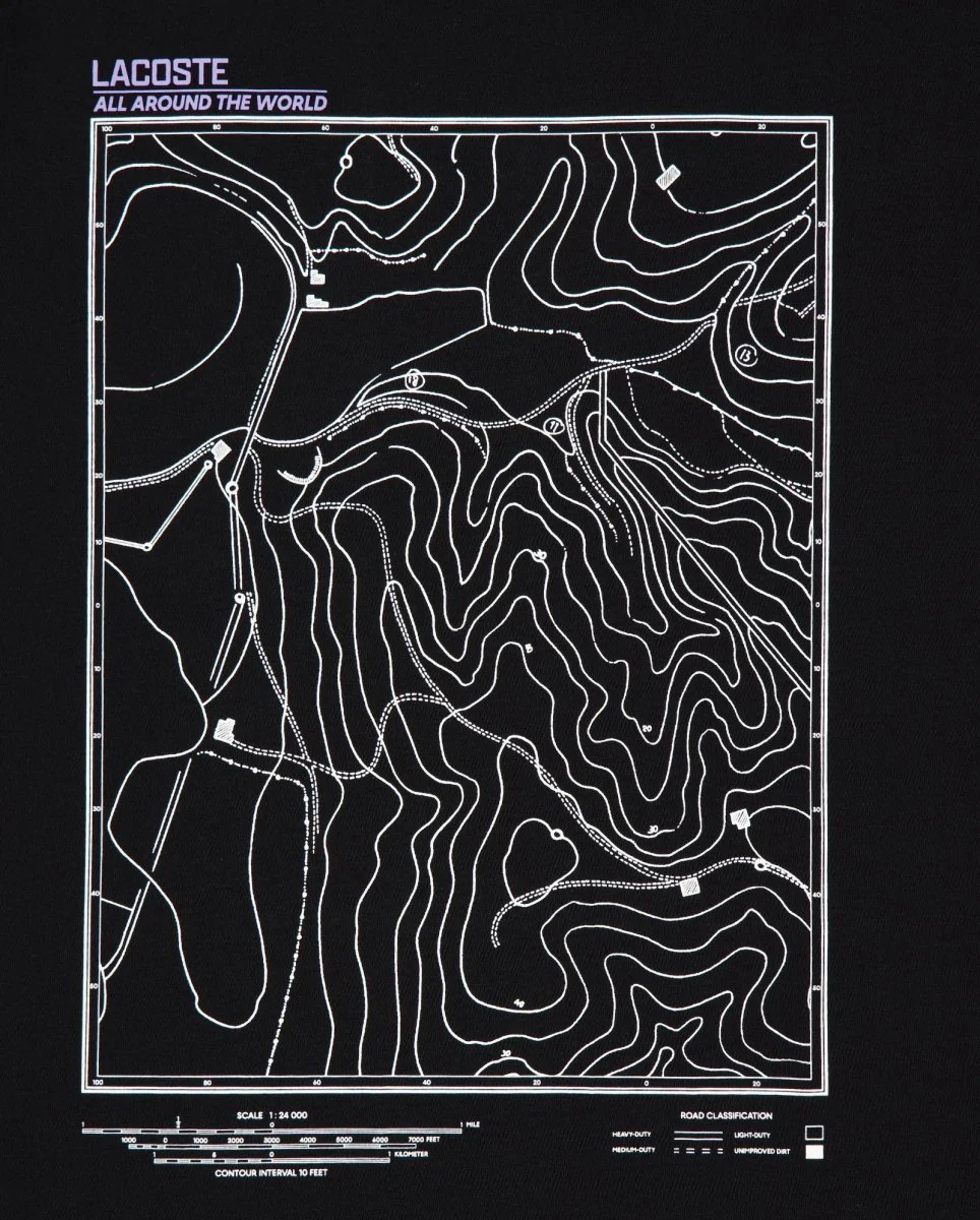 Camiseta Lacoste Estampado Montaña Negro Unisex - Image 4