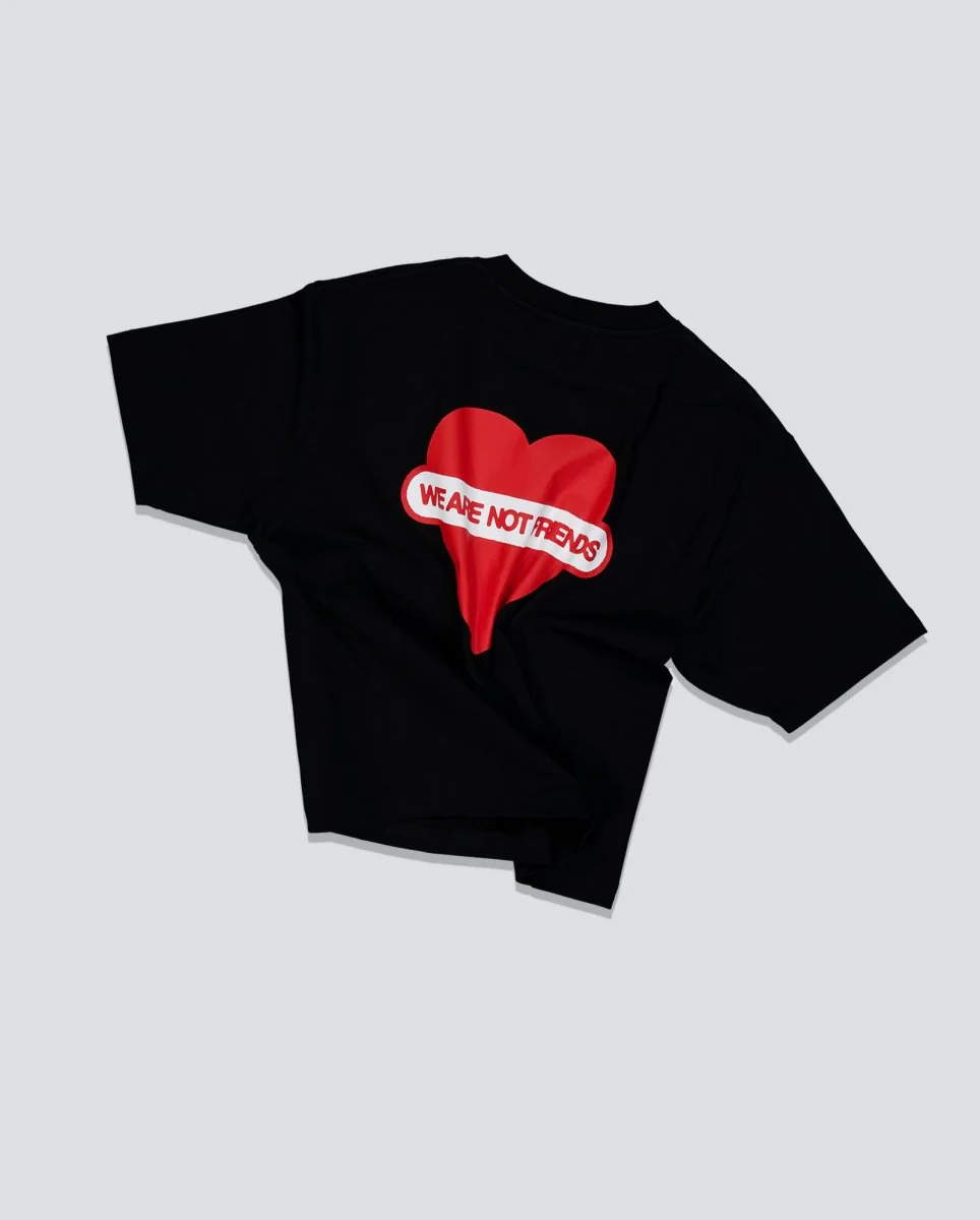 Camiseta We Are Not Friends Union Love Boxy Negra Unisex - Image 2