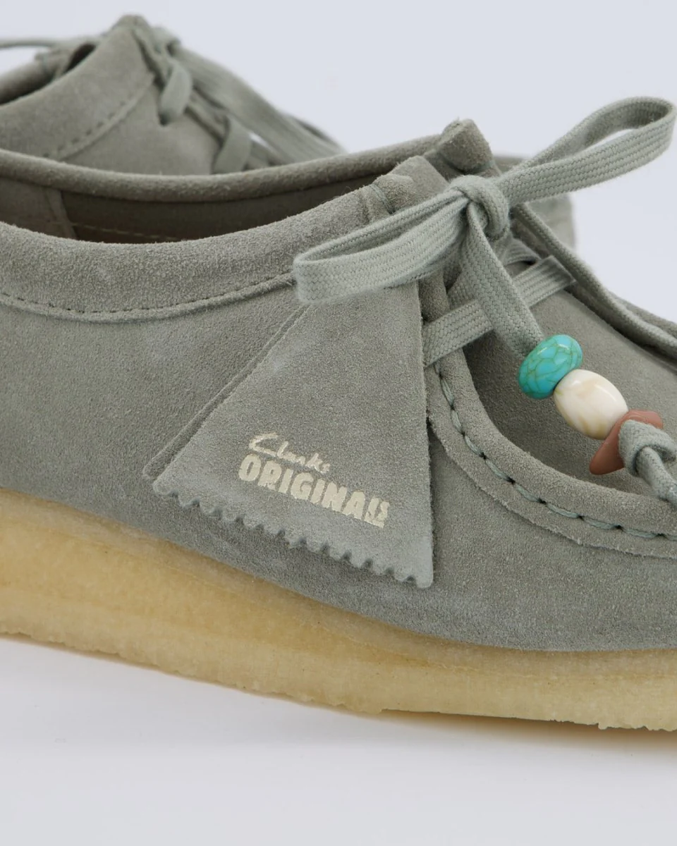 Clarks Wallabee Sage Suede Gris Clarito Mujer - Image 4