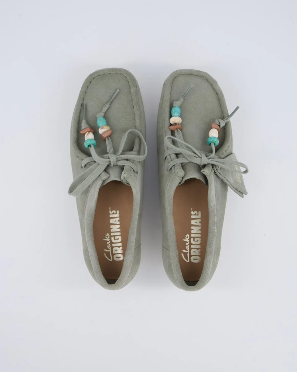 Clarks Wallabee Sage Suede Gris Clarito Mujer - Image 5