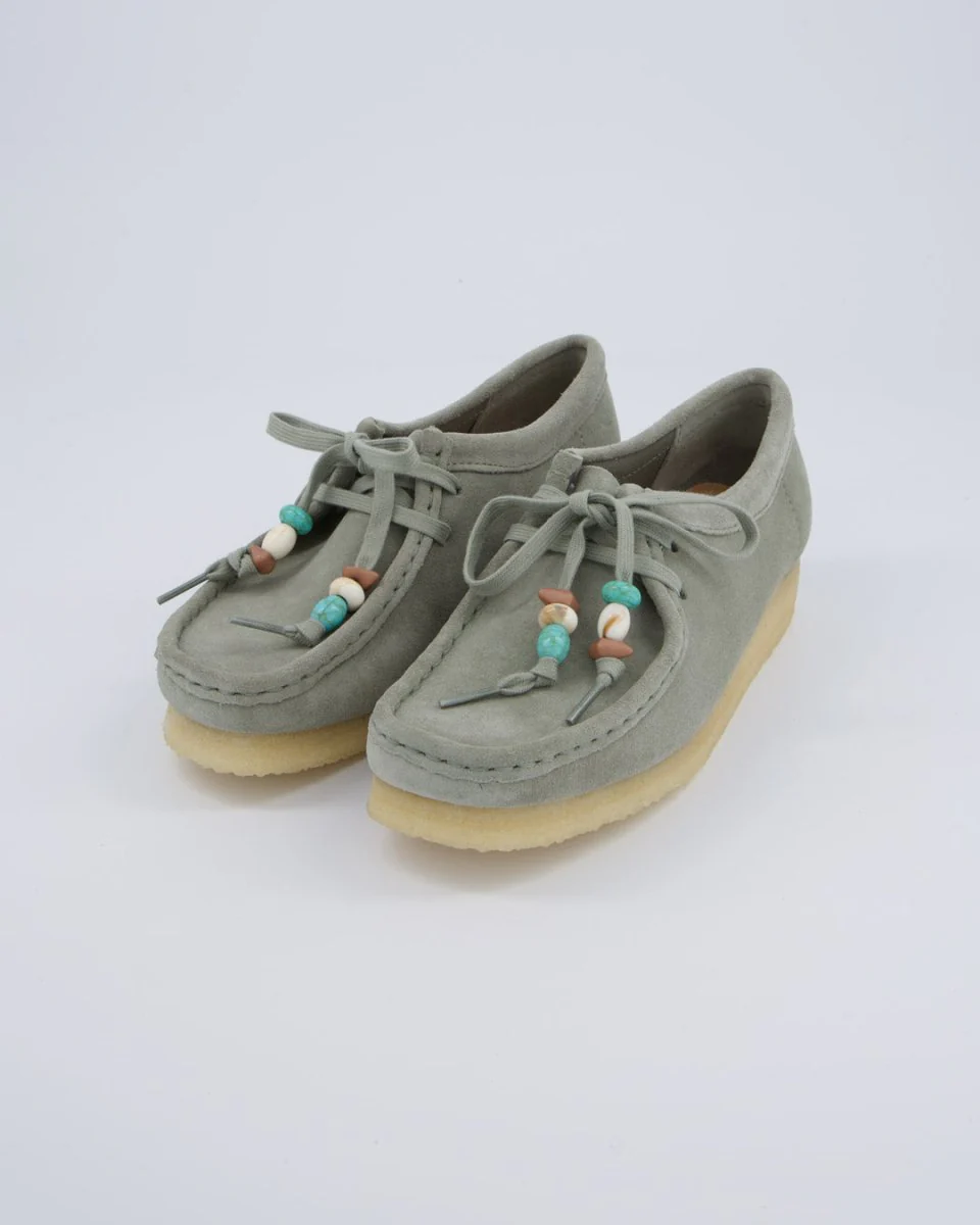 Clarks Wallabee Sage Suede Gris Clarito Mujer - Image 6