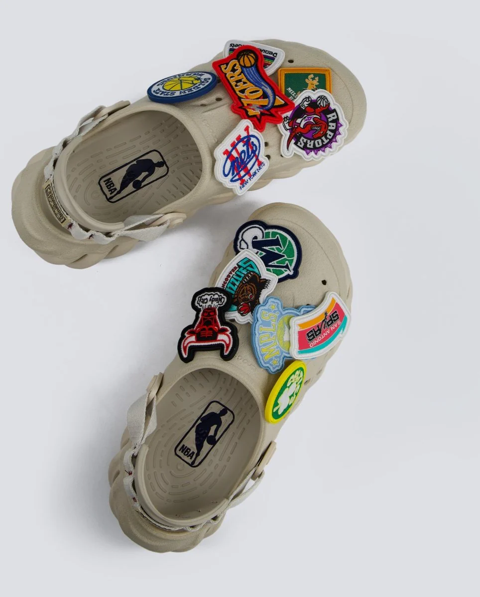 Crocs NBA Echo Clog Beige Hombre - Image 3