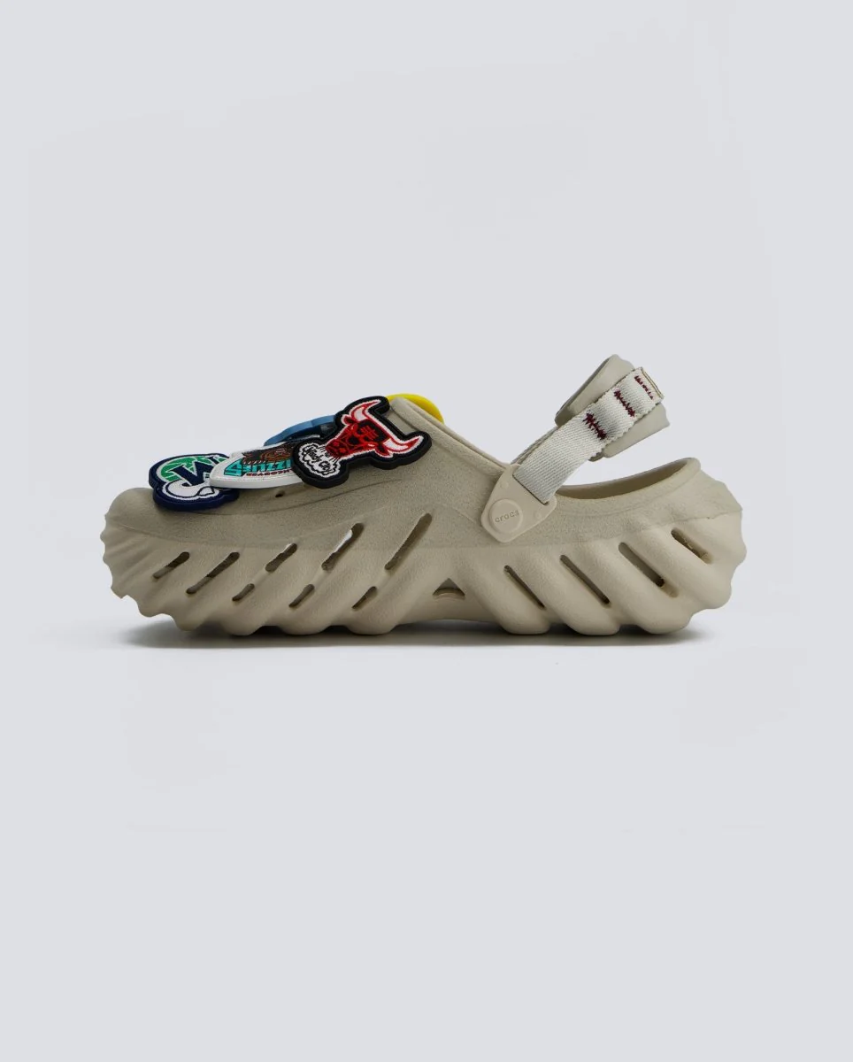 Crocs NBA Echo Clog Beige Hombre - Image 6