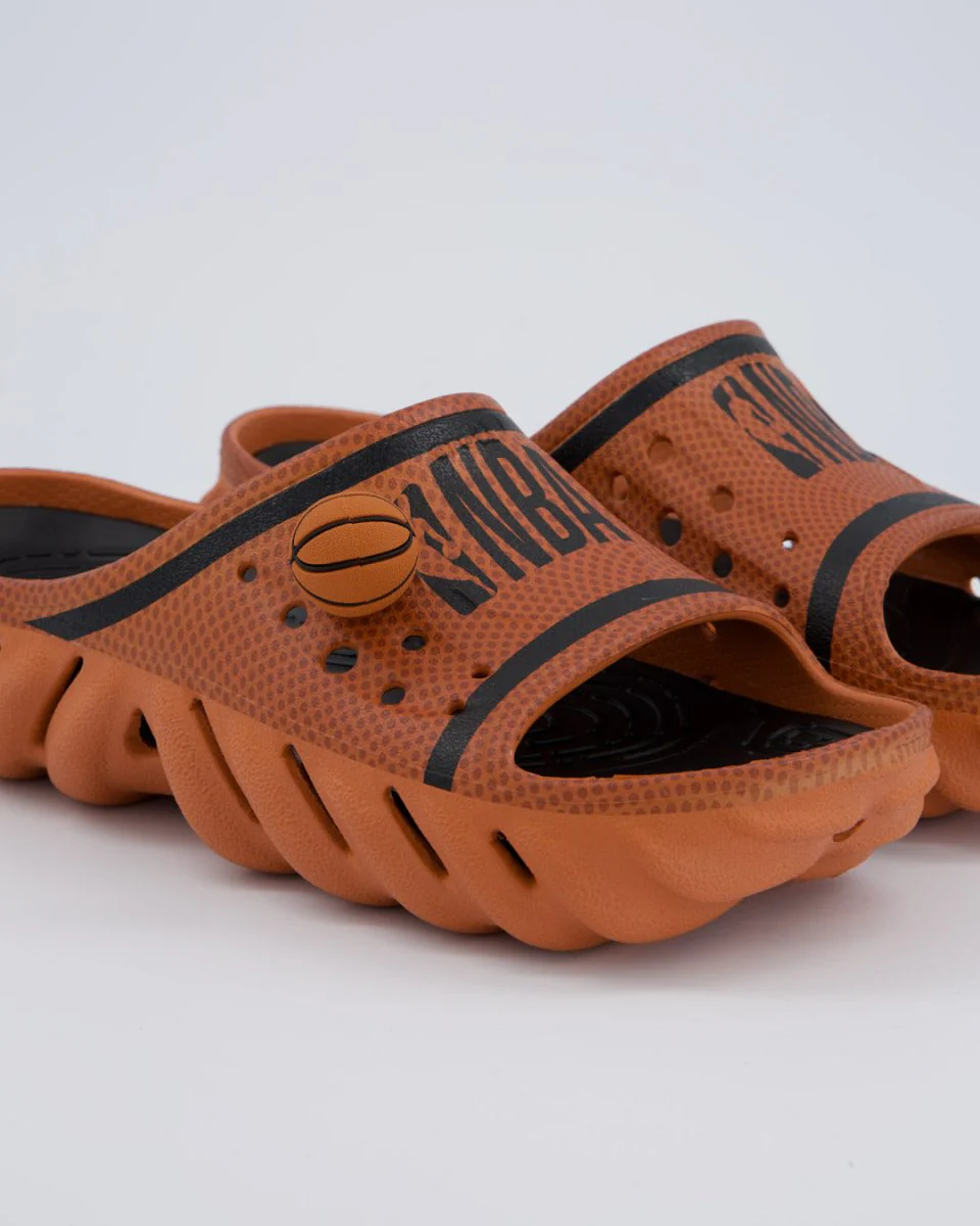 Crocs x NBA Echo Slide Naranja Hombre - Image 2