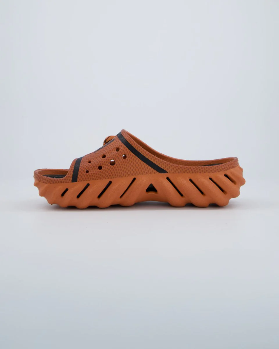 Crocs x NBA Echo Slide Naranja Hombre - Image 3