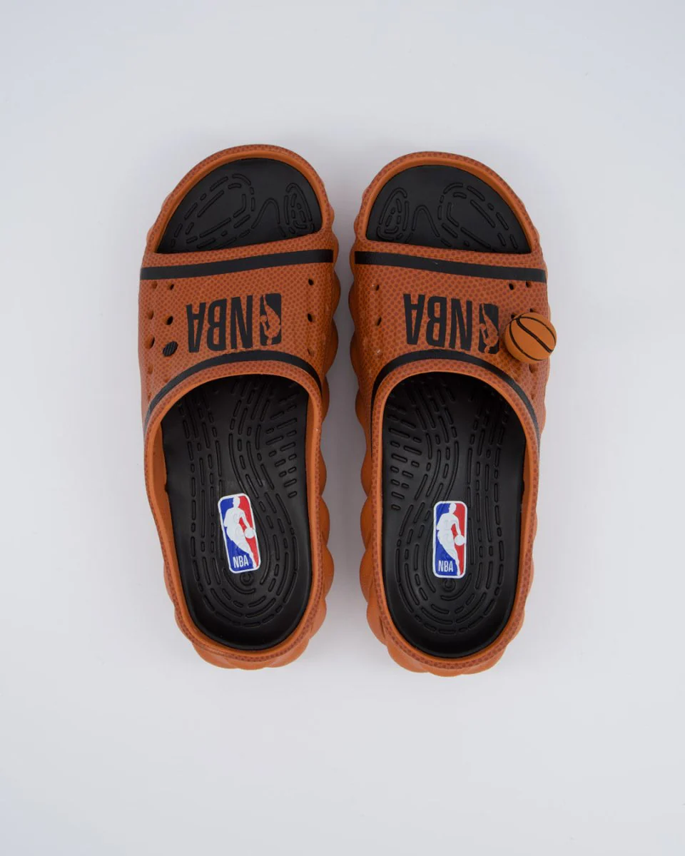 Crocs x NBA Echo Slide Naranja Hombre - Image 4