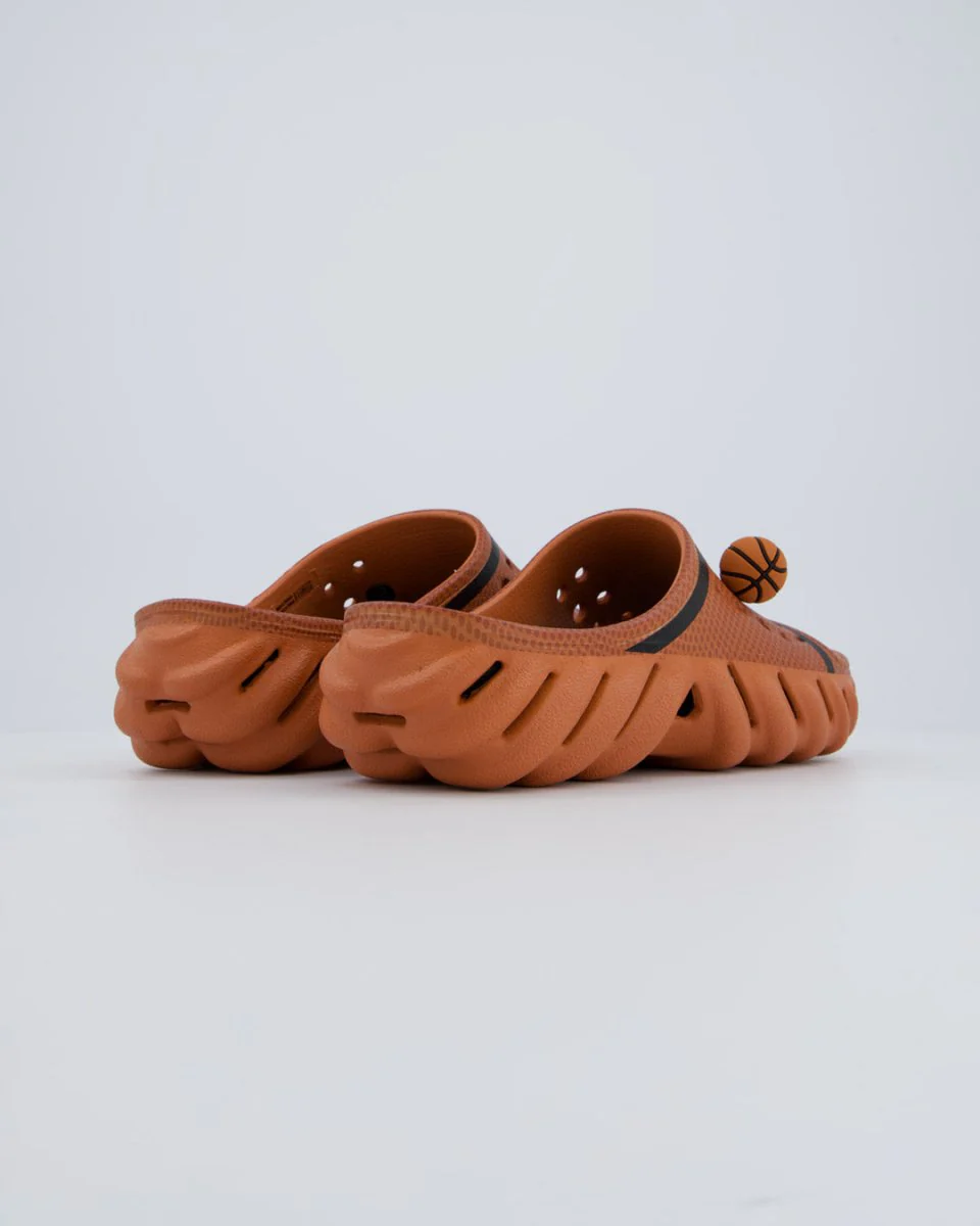 Crocs x NBA Echo Slide Naranja Hombre - Image 5