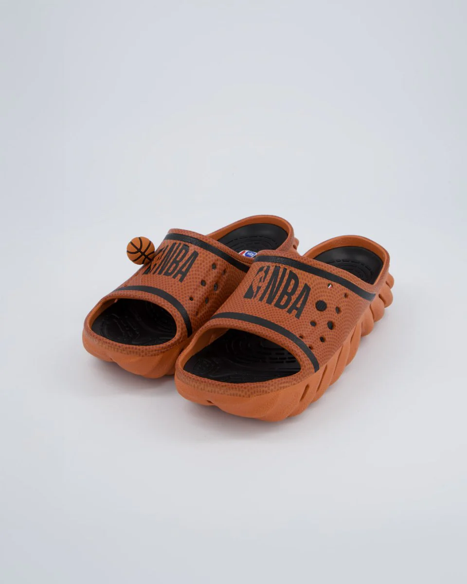 Crocs x NBA Echo Slide Naranja Hombre - Image 6