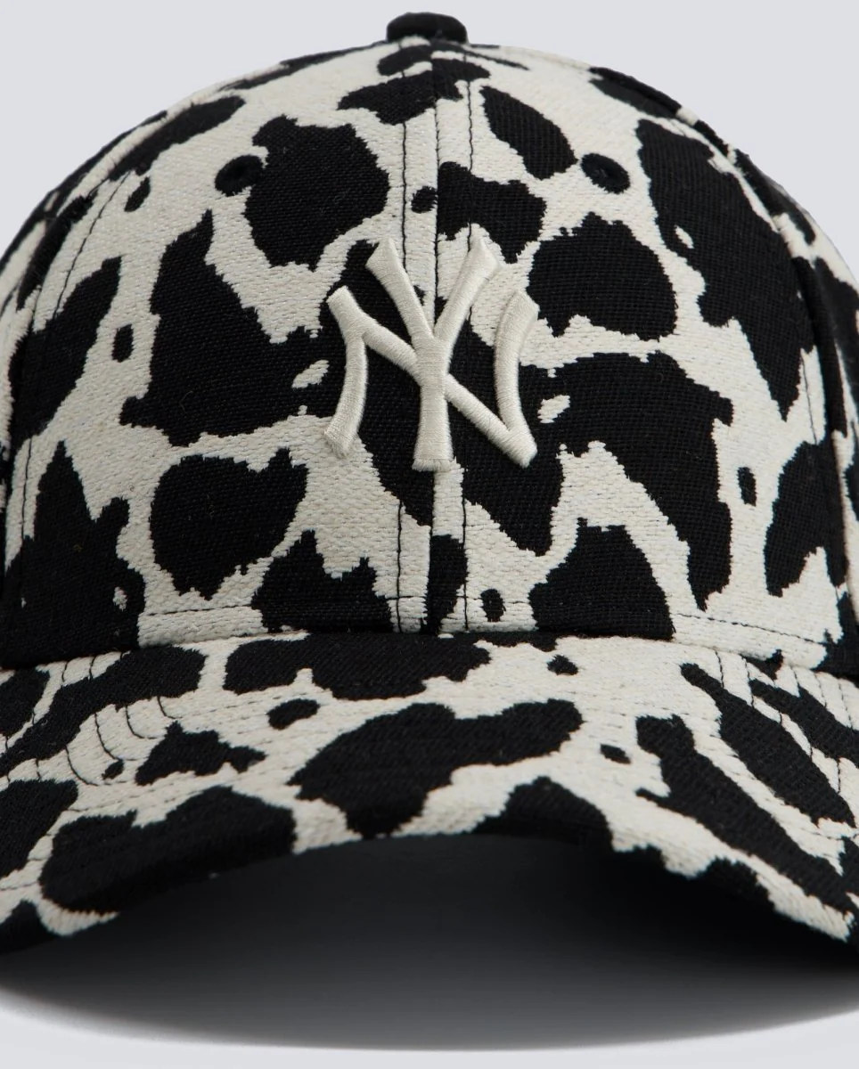 Gorra New Era 9Forty Cow Print Blanca y Negra Mujer - Image 2