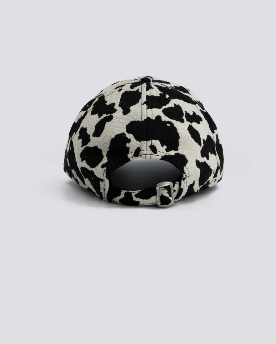 Gorra New Era 9Forty Cow Print Blanca y Negra Mujer - Image 3