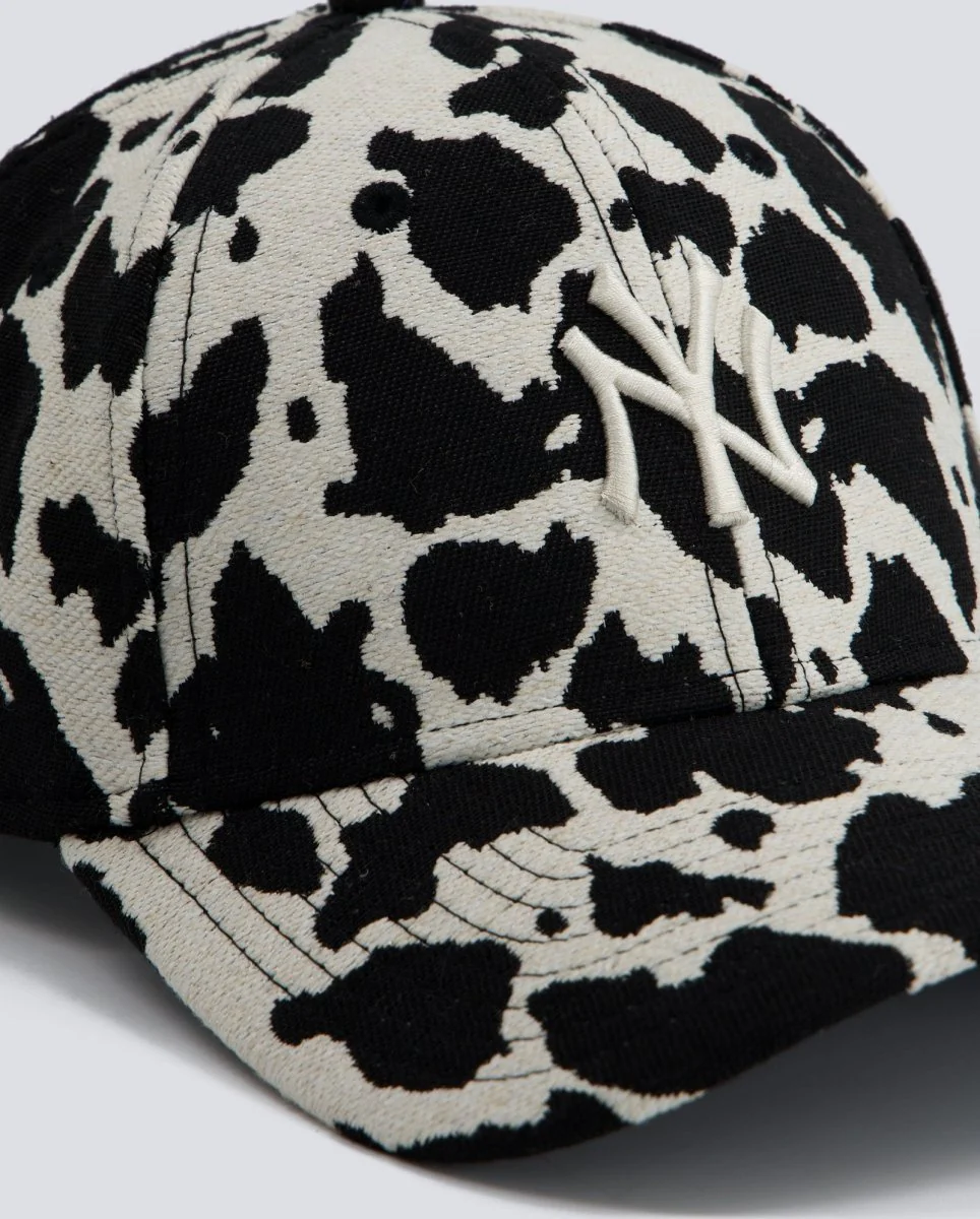 Gorra New Era 9Forty Cow Print Blanca y Negra Mujer - Image 4