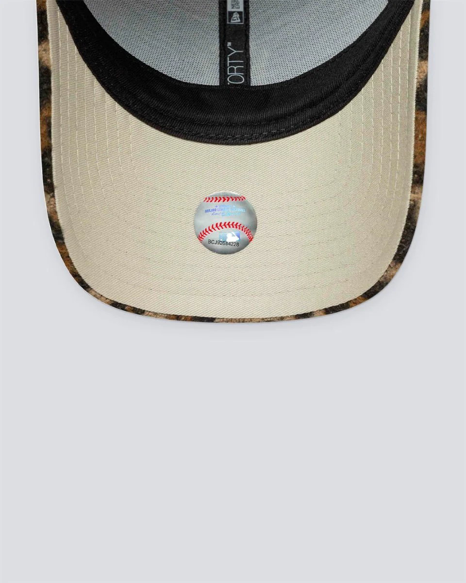 Gorra New Era Cosy Animal 9Forty Marrón Mujer - Image 4