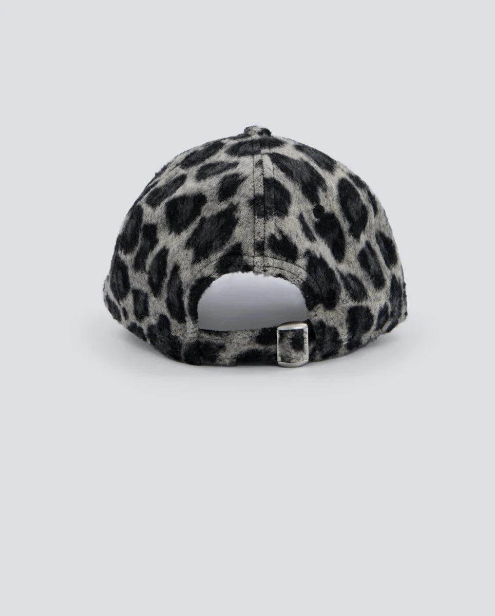 Gorra New Era Leopardo 9Forty Gris Mujer - Image 3