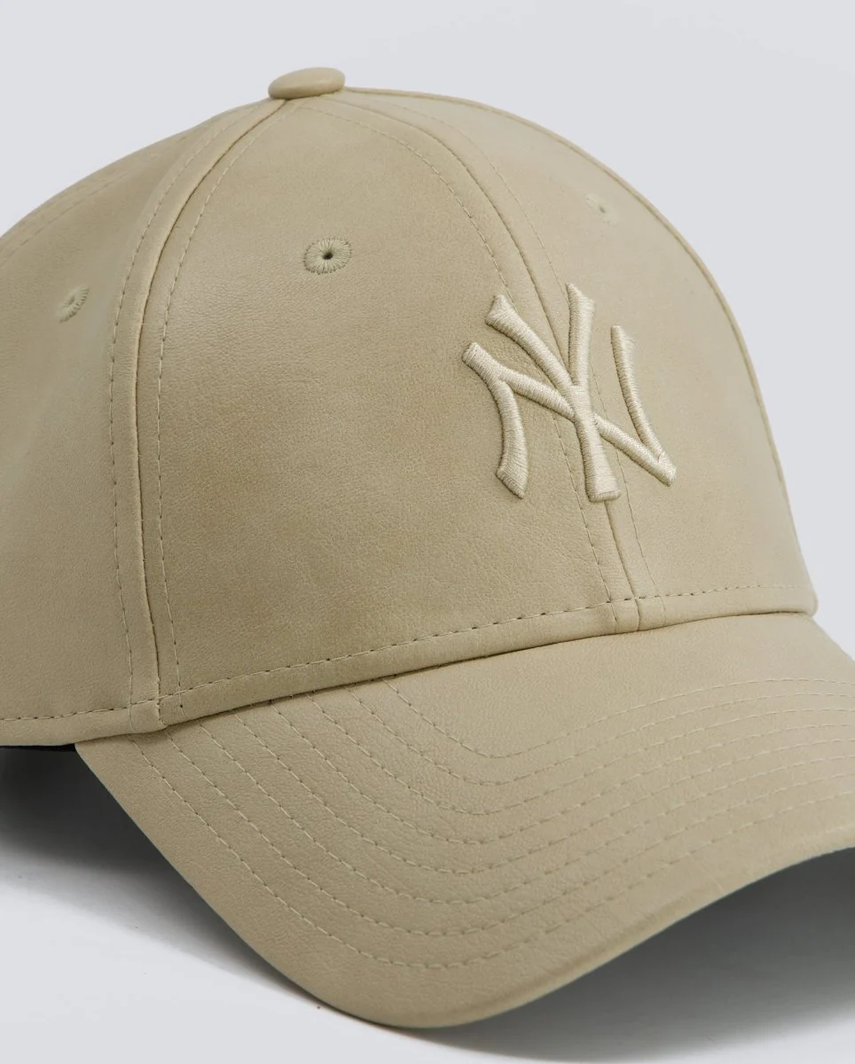 Gorra New Era MLB New York Yankees Beige Mujer - Image 4