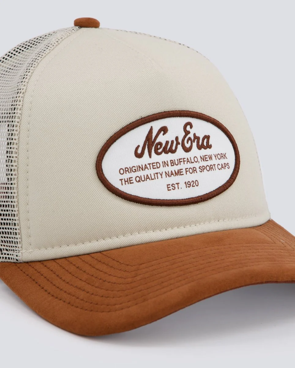 Gorra New Era Oval Patch Suede Trucker Marrón Unisex - Image 2