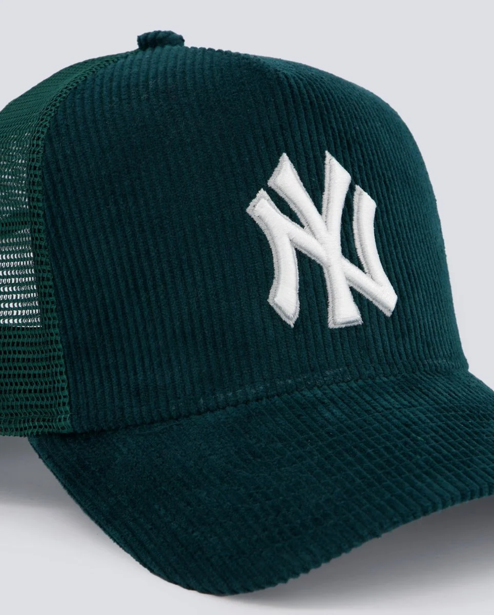 Gorra New Era Yankees Cord 9Forty Trucker Verde Unisex - Image 2