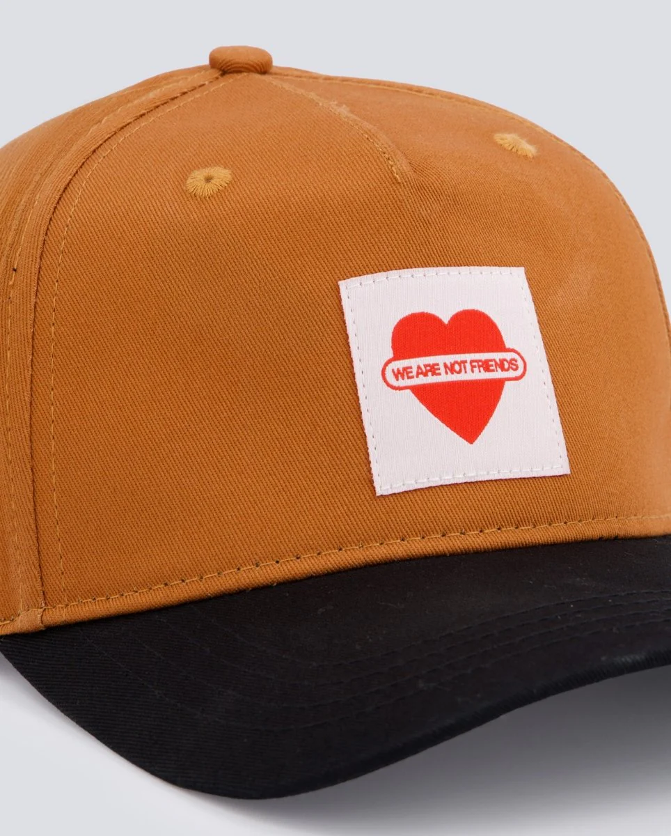 Gorra We Are Not Friends Union Heart Marrón Y Negro Unisex - Image 2